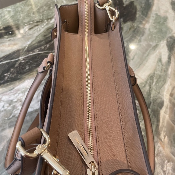 Beautiful mid size tote by Michael Kors - Picture 9 of 10